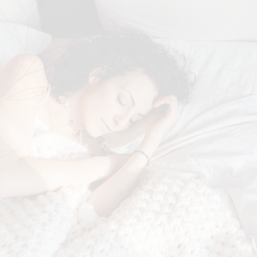 Entspannte Frau liegt schlafend im Bett bei sanfter Beleuchtung