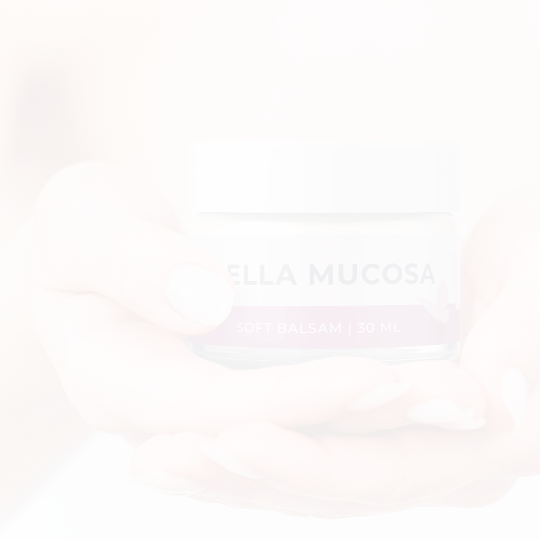 Nahaufnahme: Hände halten schützend einen Tiegel Bella Mucosa Soft Balsam.