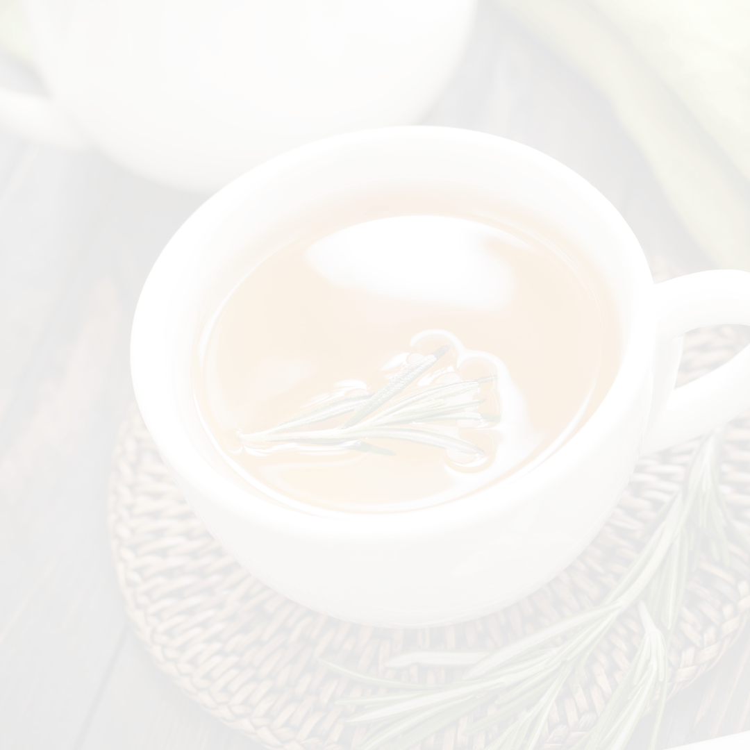 Tasse Kräutertee mit Rosmarinzweigen als Aufguss auf hellem Untergrund