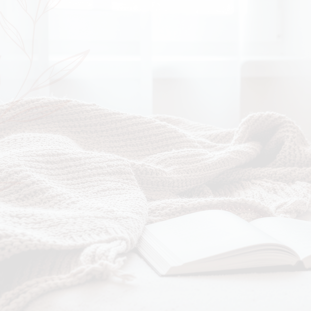 Stimmungsbild mit Buch und Decke als ruhige Leseatmosphäre zum Thema Wechseljahre