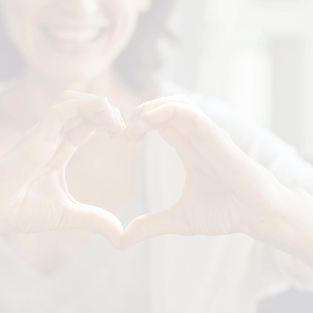 Symbolisches Bild mit Händen in Herzform als ruhiger, emotionaler Hintergrund
