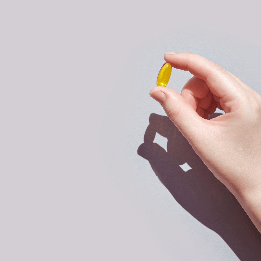 Goldene Omega-3 Algenöl Kapsel in der Hand
