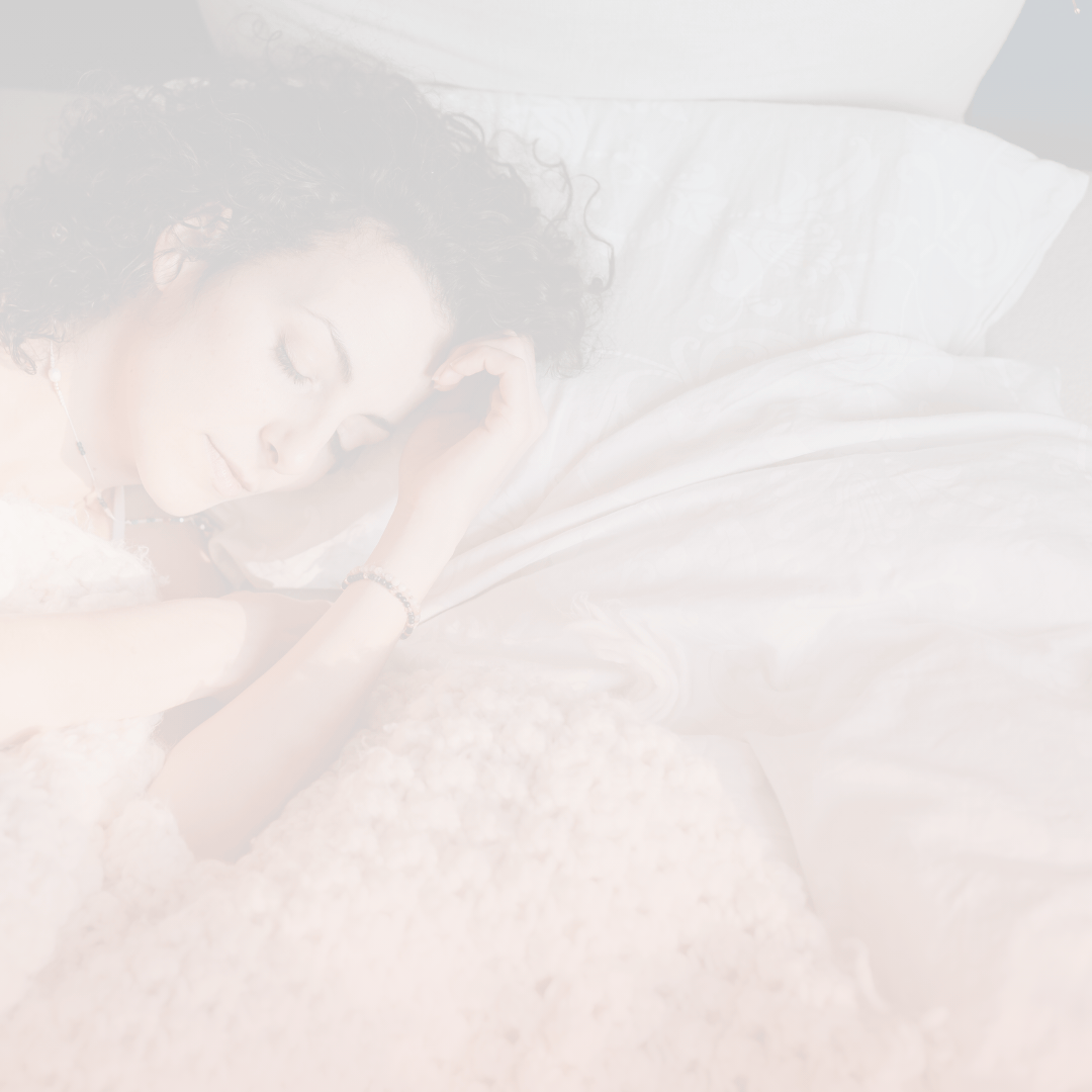 Frau liegt entspannt schlafend im Bett als stimmungsvolles Schlaf Moodbild