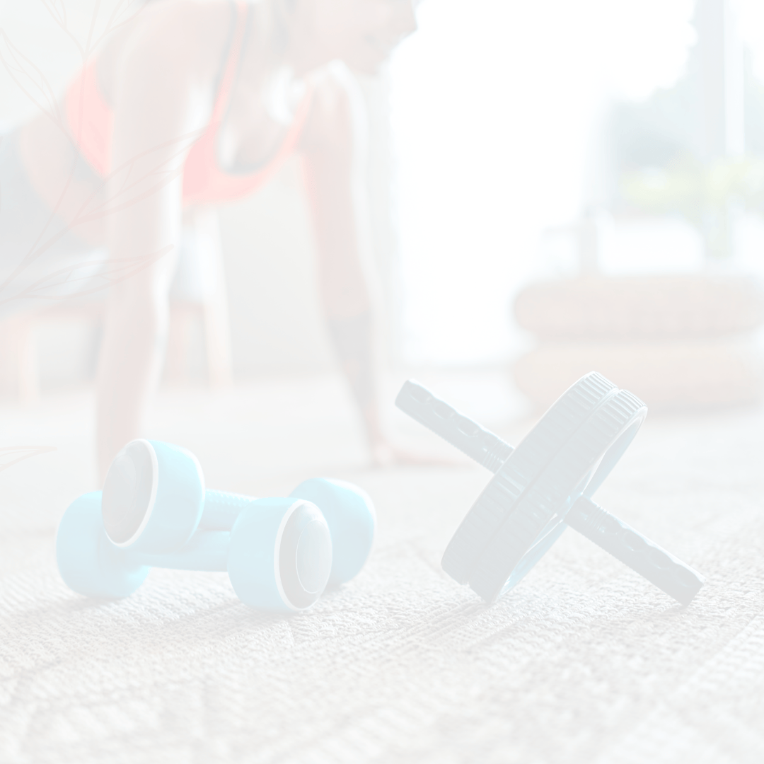 Stimmungsbild mit Hanteln und Trainingsgerät als Symbol für Krafttraining zu Hause