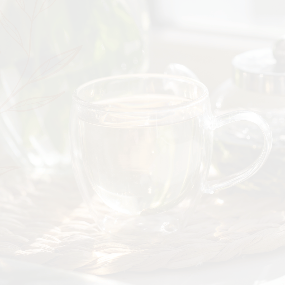 Stimmungsbild mit Teetasse und Kräutern als Symbol für Ruhe, Entspannung und bewusste Teemomente