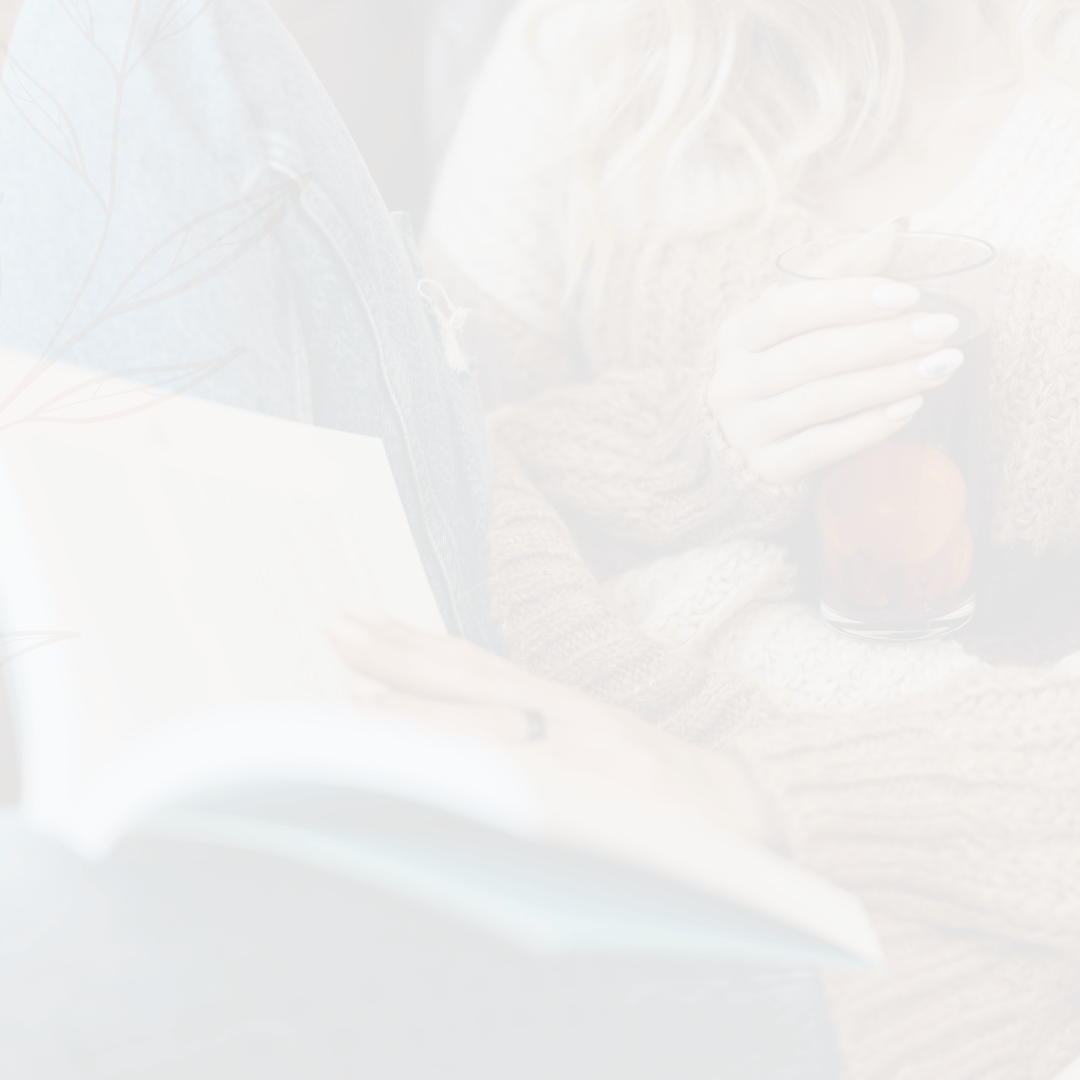 Stimmungsbild einer Frau beim Lesen mit einer Tasse Tee in ruhiger Atmosphäre