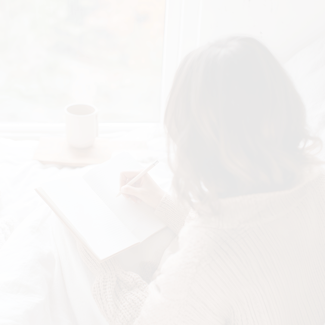 Stimmungsbild einer Person beim Schreiben in ein Notizbuch mit einer Tasse Kaffee