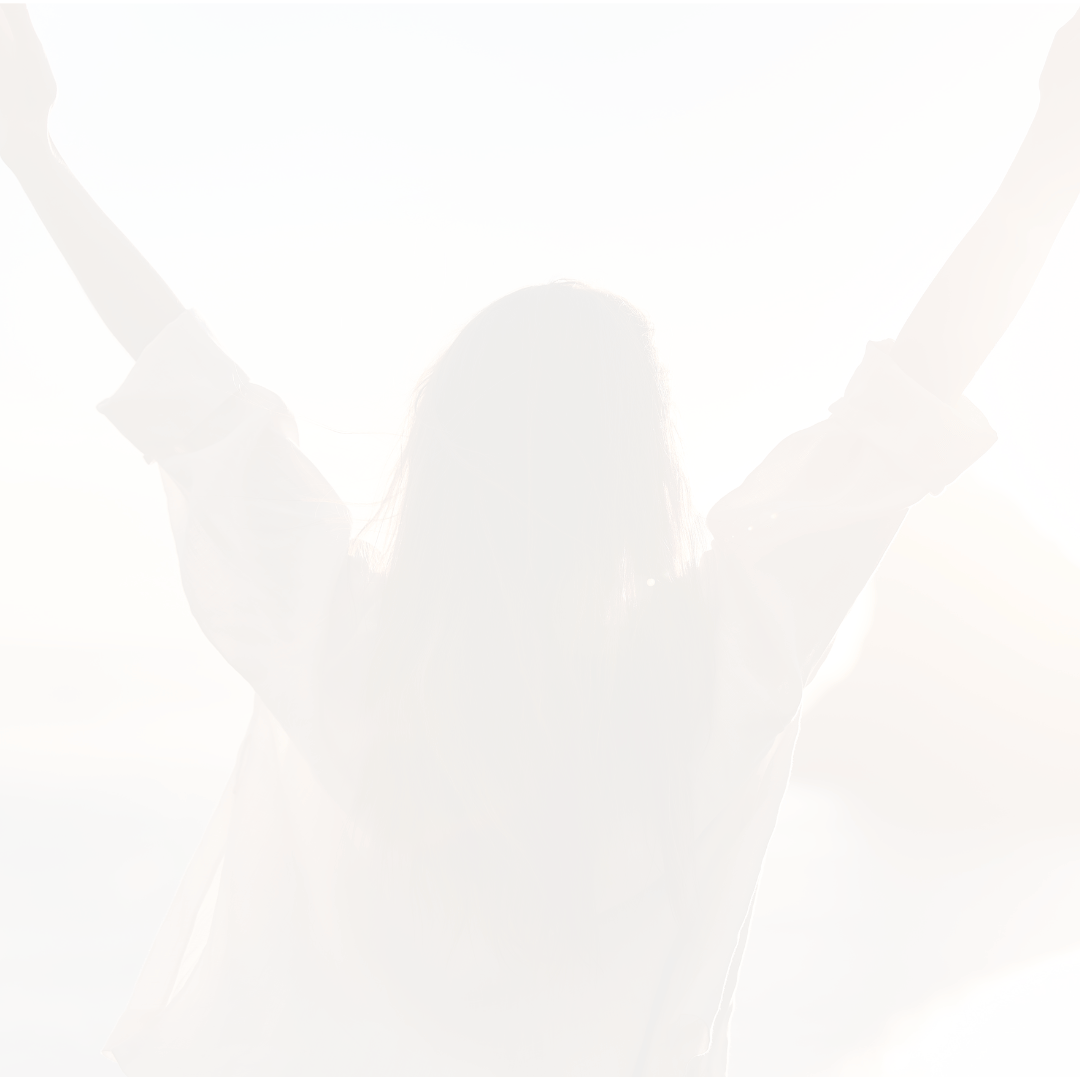 Silhouette einer Frau mit erhobenen Armen als Symbol für Wohlbefinden, Stärke und neue Lebensphase