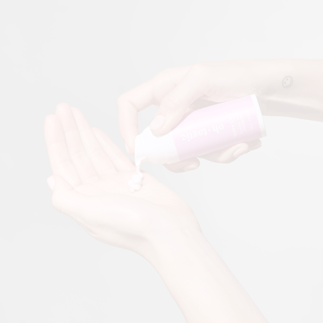 Cremige Textur der Oh Tastic Intimpflege bei der Entnahme aus dem Pumpspender.