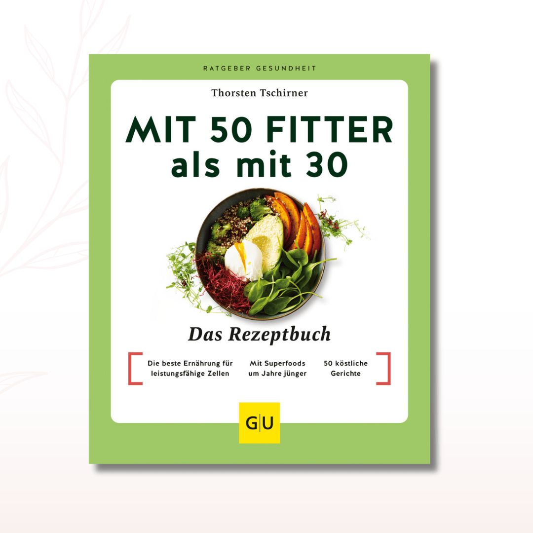Buchcover des Rezeptbuchs „Mit 50 fitter als mit 30“ mit Schale aus frischen Lebensmitteln als Symbol für gesunde Ernährung ab 50