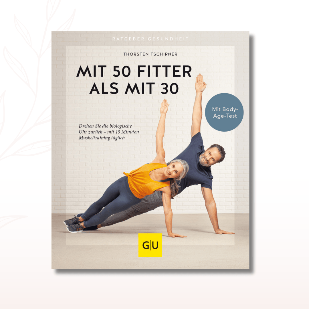 Buchcover „Mit 50 fitter als mit 30“ mit Mann und Frau bei einer Kraftübung vor hellem Hintergrund