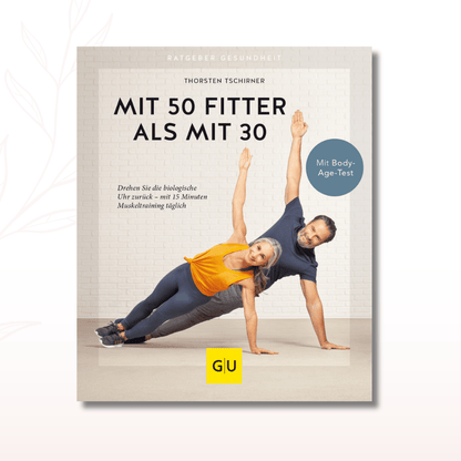 Buchcover „Mit 50 fitter als mit 30“ mit Mann und Frau bei einer Kraftübung vor hellem Hintergrund