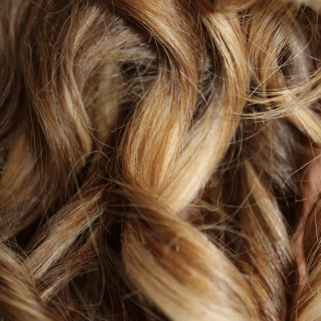 Nahaufnahme von glänzendem Haar als Symbol für das enthaltene Biotin im FemGlow Haut Haare Nägel Komplex