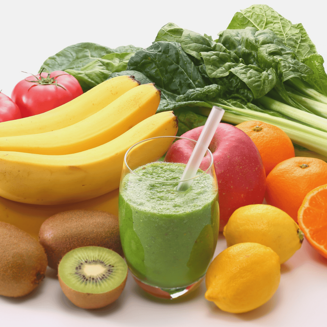 Obst, Gemüse und grüner Smoothie als Symbol den Inhaltsstoff Vitamin B5 im FemGlow Haut Haare Nägel Komplex