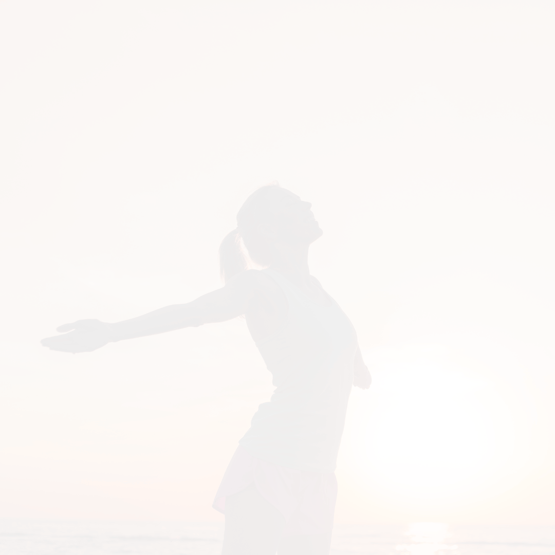 Frau mit ausgebreiteten Armen am Meer bei Sonnenaufgang als Symbol für Energie, Vitalität und Wohlbefinden