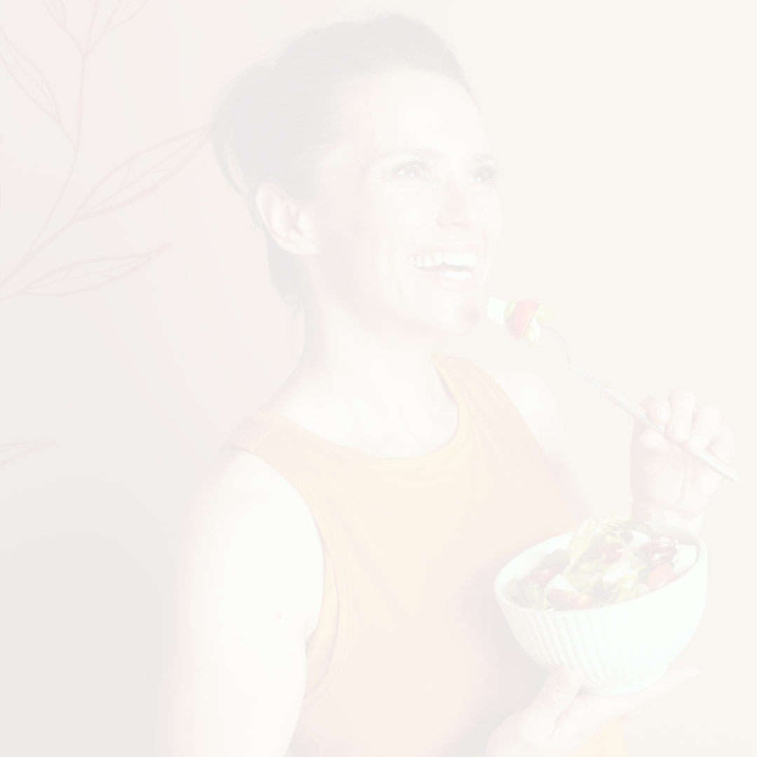 Frau mit Salatschüssel als Symbol für bewusste Ernährung und Vitamin-C-Versorgung im Alltag