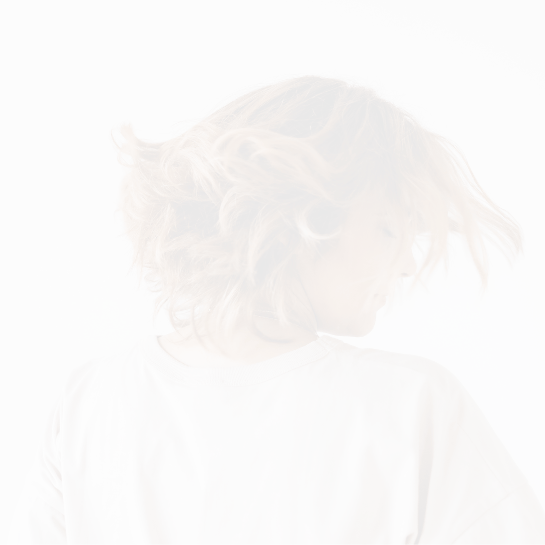 Frau mit voluminösem Haar als Symbol für starke Haare und natürliche Ausstrahlung