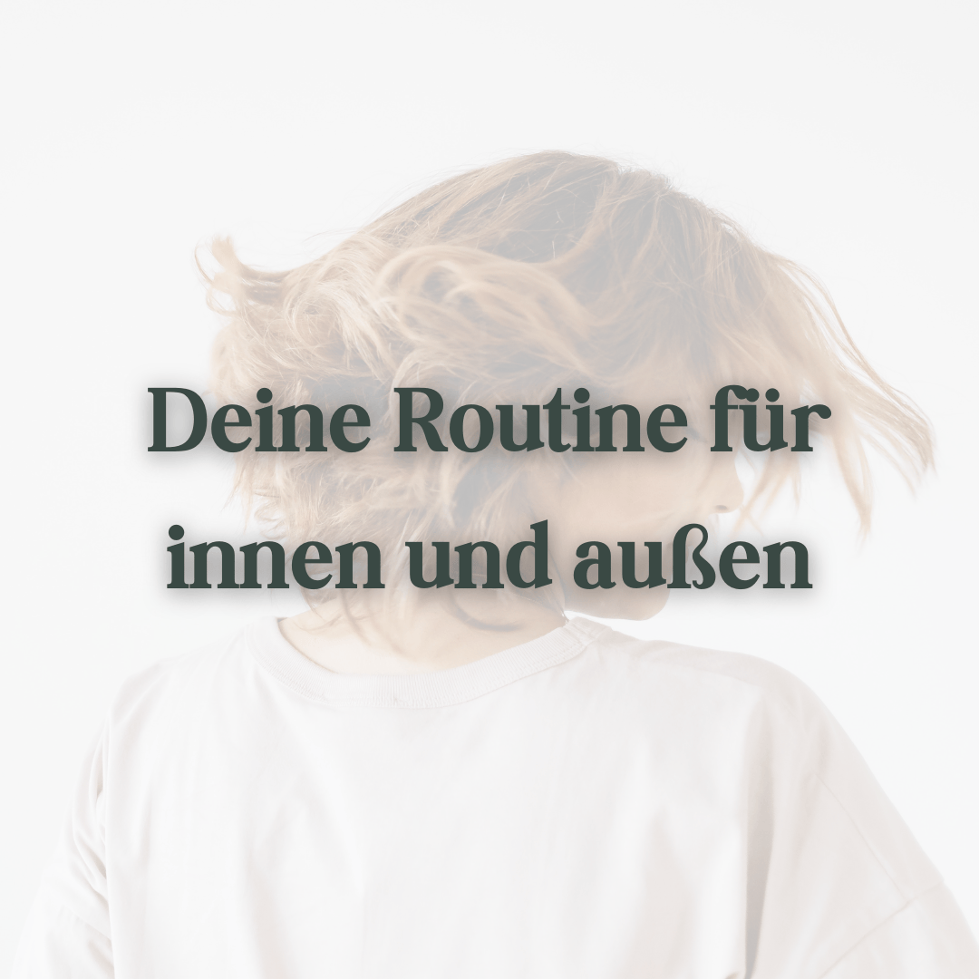 Frau mit natürlichen Haaren im Tageslicht – Haut & Haare Balance Set für die tägliche Routine ab 40