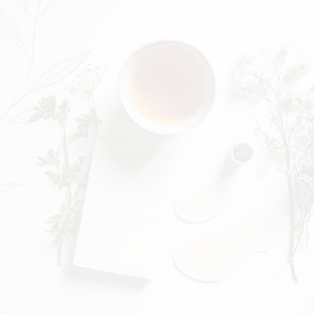 Helle ruhige Szene mit Teetasse, Kräutern und natürlichem Hintergrund für Kräutertee