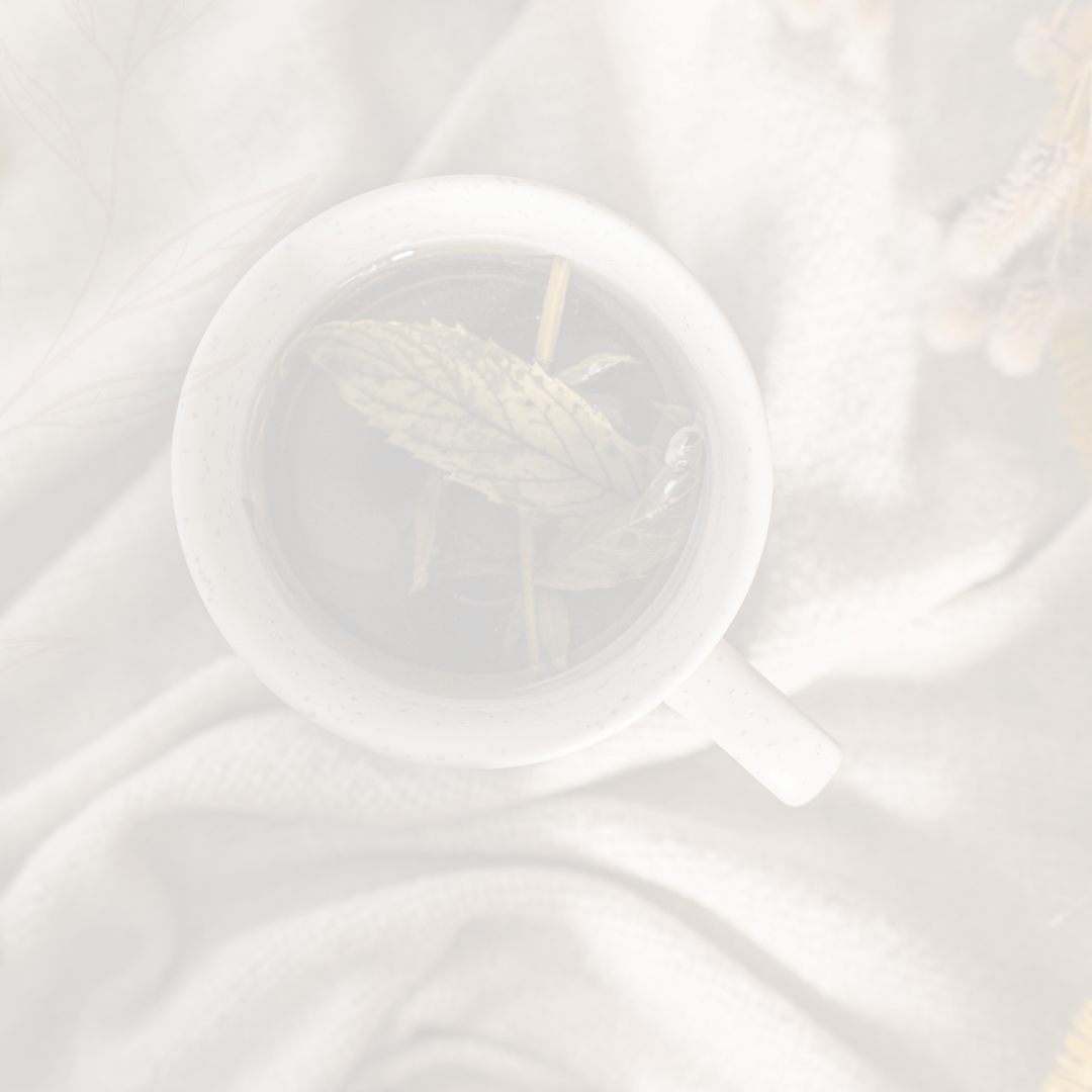 Draufsicht auf eine helle Teetasse mit Kräutertee als ruhiges Stimmungsbild für Entspannung