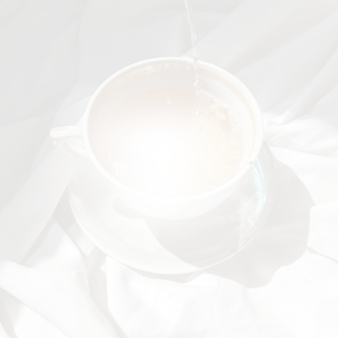 Heißes Wasser wird in eine Tasse mit Kräutertee gegossen als Darstellung der Teezubereitung