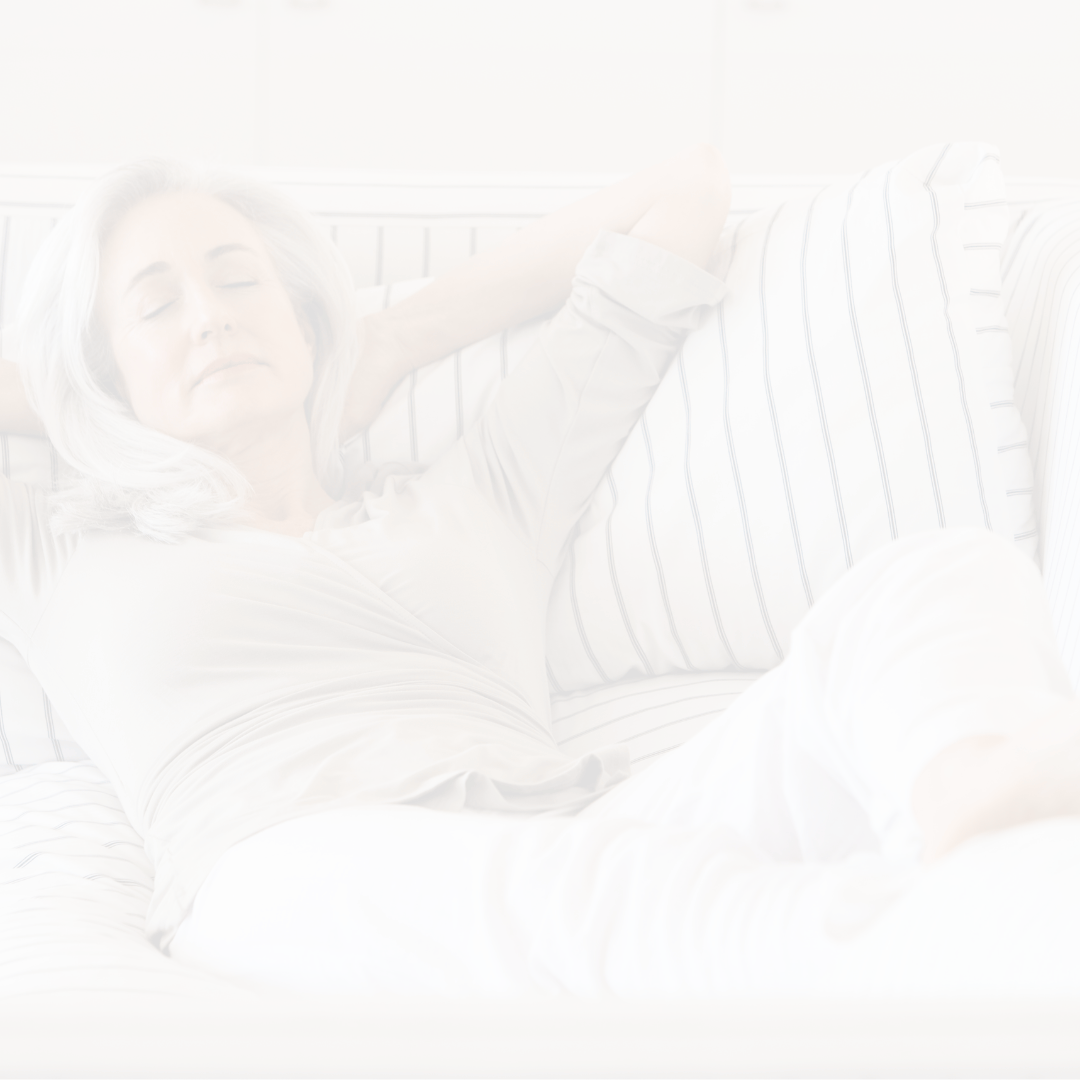 Entspannte Frau in den Wechseljahren liegt ruhig auf dem Sofa