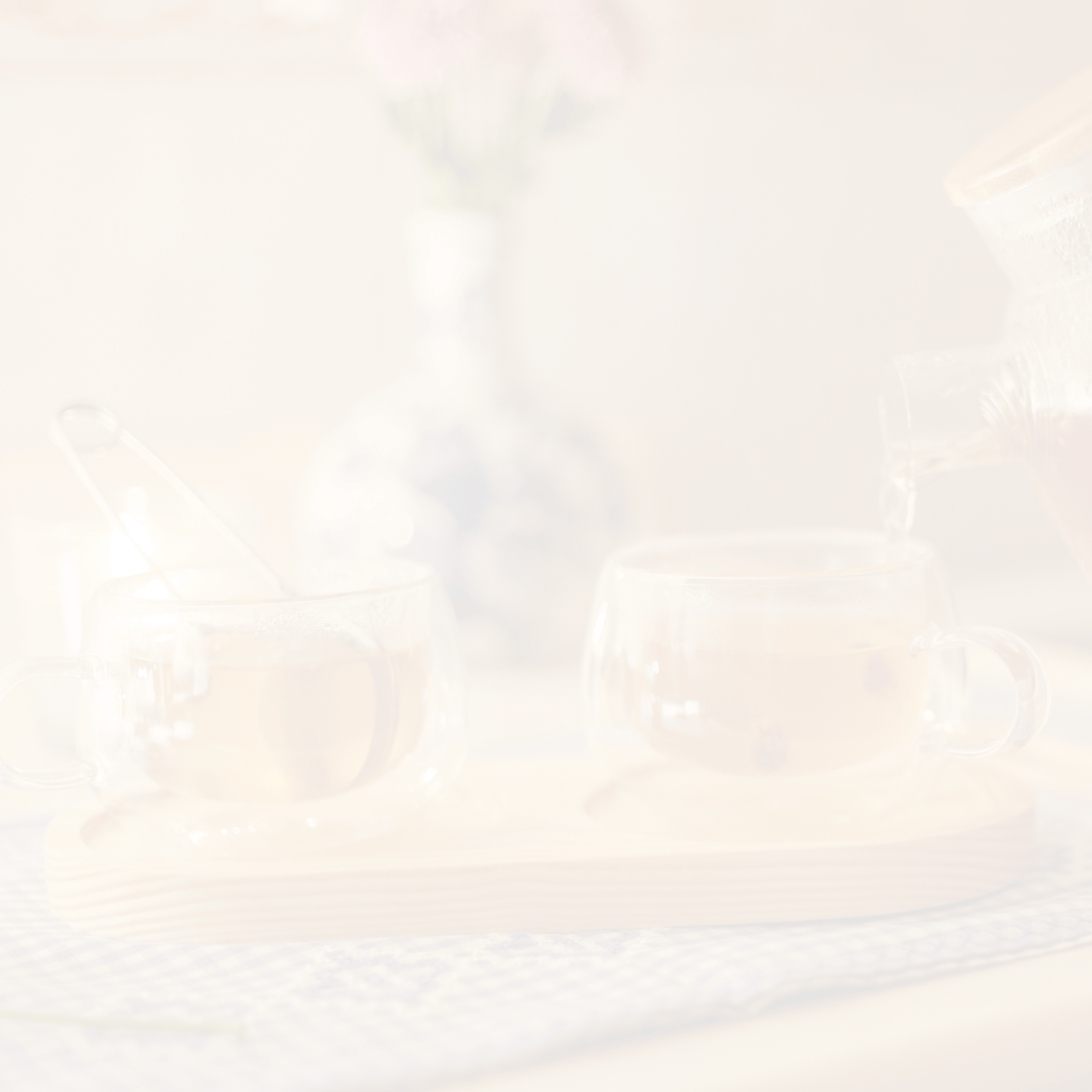 Tee-Szene mit zwei Glastassen, ruhige Atmosphäre als Hintergrundmotiv