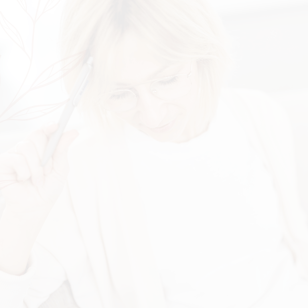 Frau in ruhiger Atmosphäre schreibt Gedanken auf, symbolisiert bewusste Auszeiten und Selbstfürsorge in den Wechseljahren