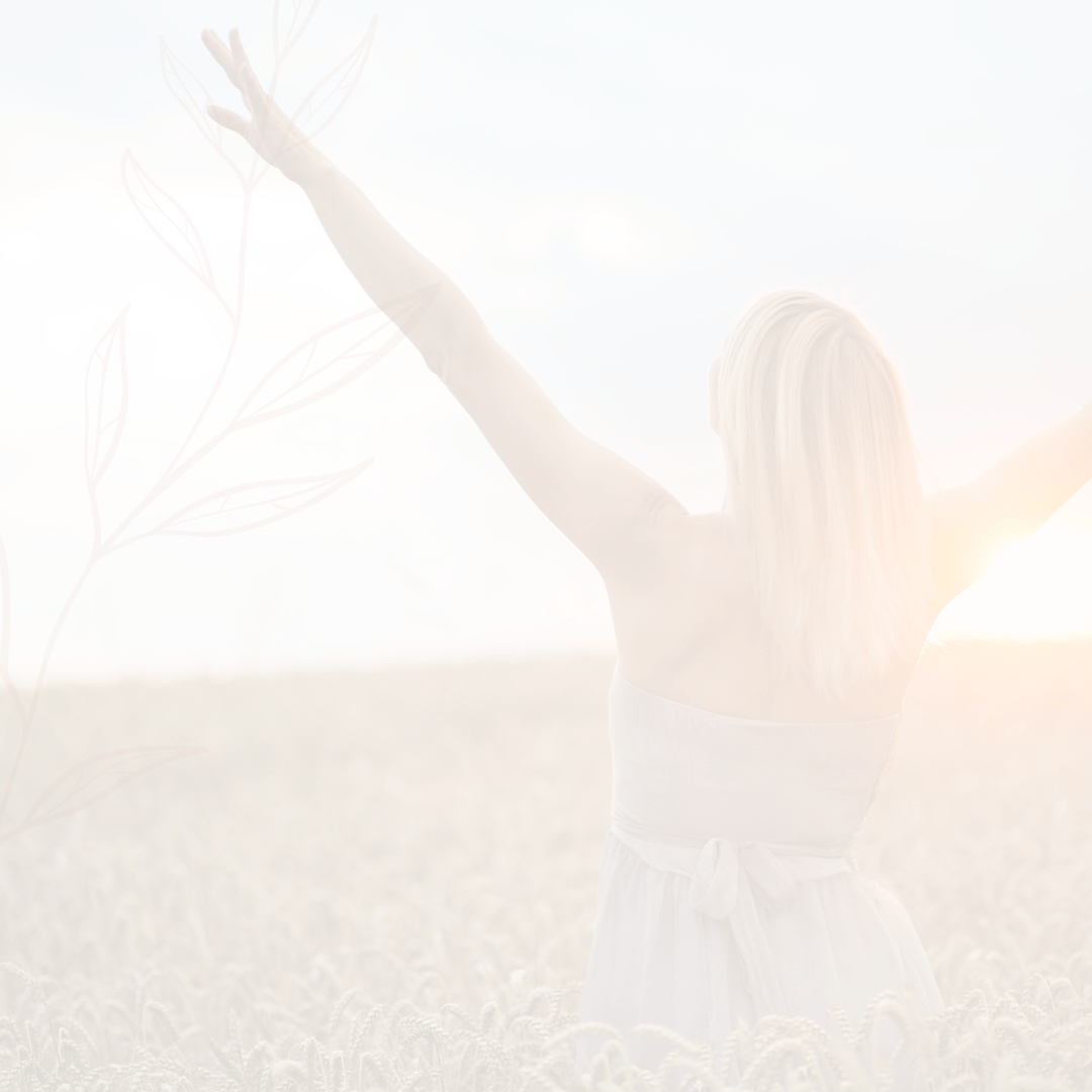 Frau mit ausgebreiteten Armen steht in einem Feld bei hellem Tageslicht als stimmungsvolles Hintergrundbild