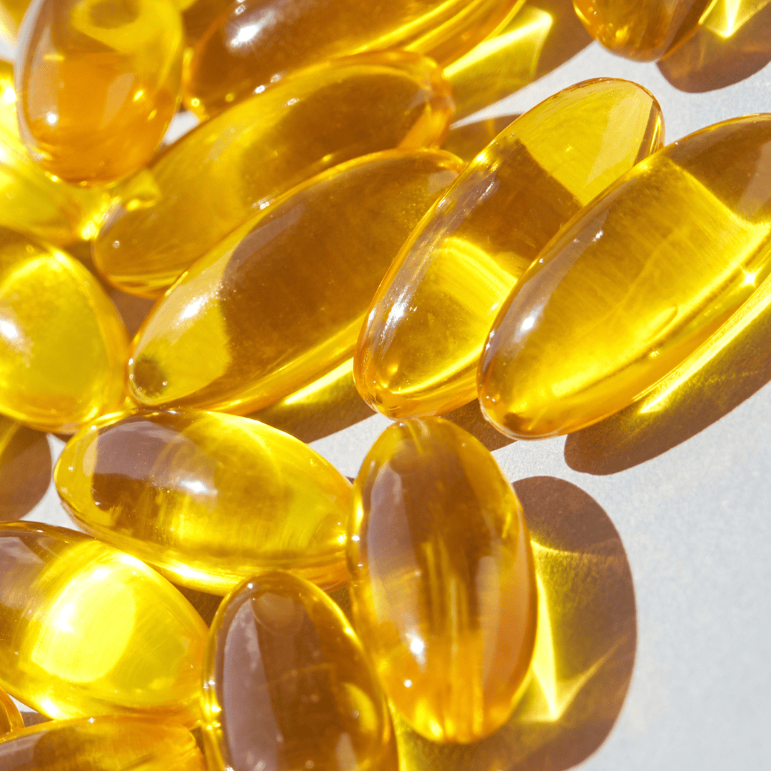 Nahaufnahme von goldenen Omega-3 Kapseln