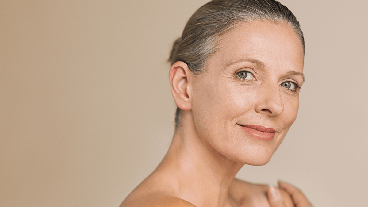 Reife Frau mit natürlicher Ausstrahlung in der Postmenopause