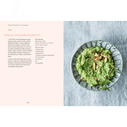 Rezeptseite mit veganem Erbsen-Avocado-Aufstrich auf einem Keramikteller