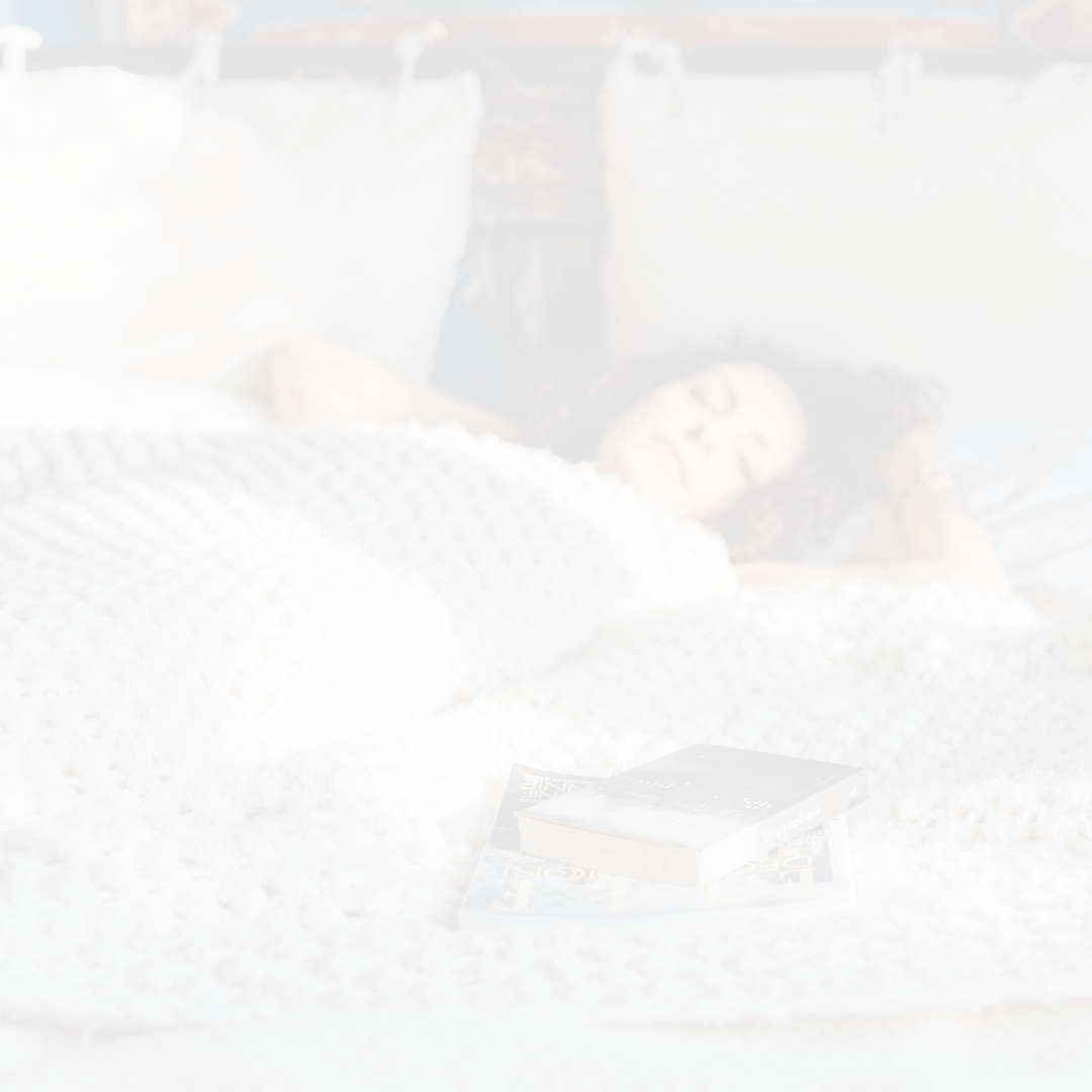 Ruhige Schlafszene mit schlafender Frau im Bett und Buch als Lifestyle Motiv