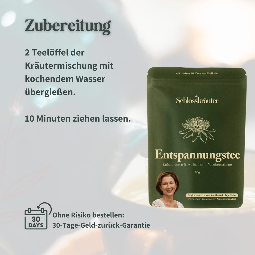 Zubereitung des Schlosskräuter Entspannungstees mit kochendem Wasser und Ziehzeit von zehn Minuten