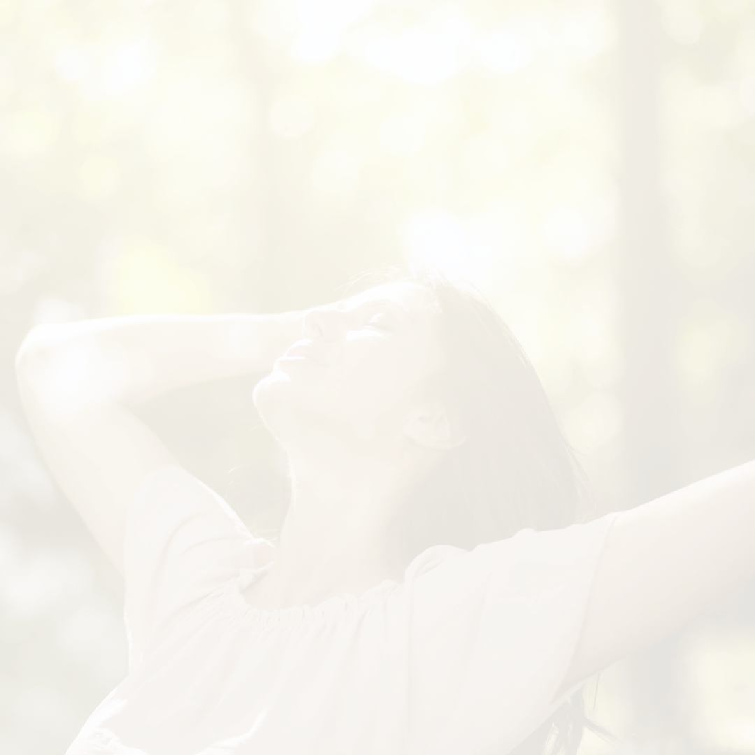 Stimmungsbild einer Frau mit geschlossenen Augen in entspannter Haltung im Freien