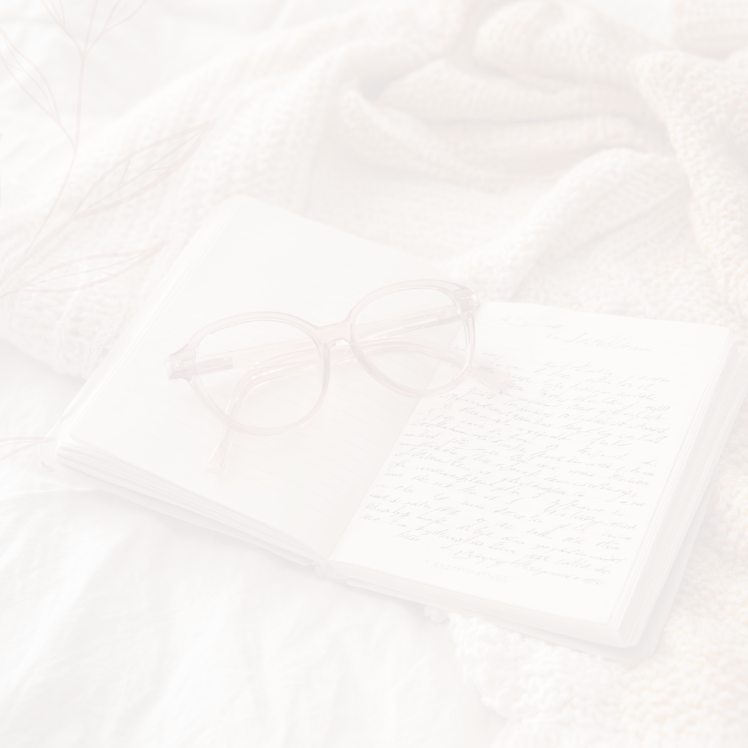 Stimmungsbild eines offenen Notizbuchs mit Brille in ruhiger Atmosphäre