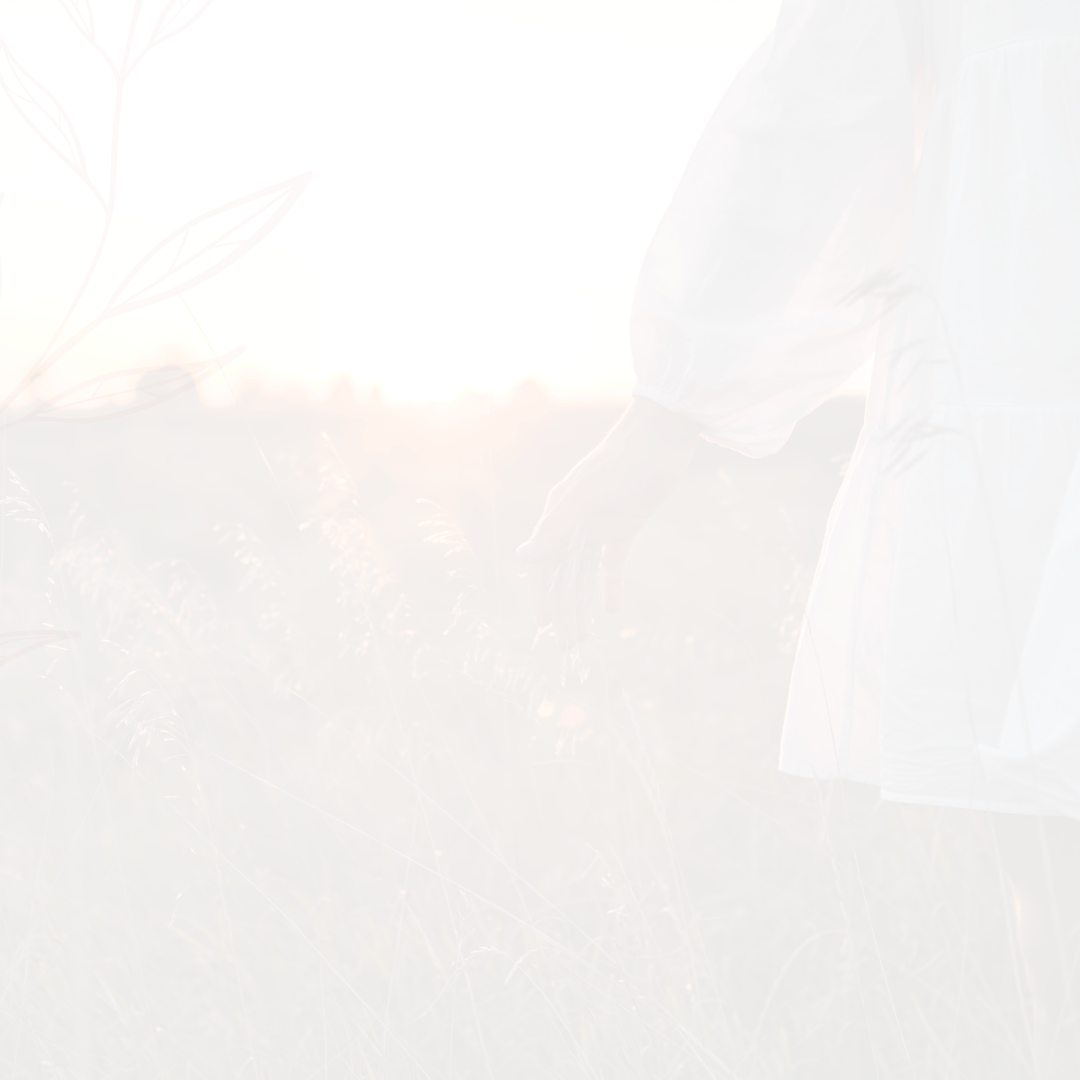 Helles Stimmungsbild einer Frau in natürlicher Umgebung als Symbol für Ruhe, Achtsamkeit und innere Balance