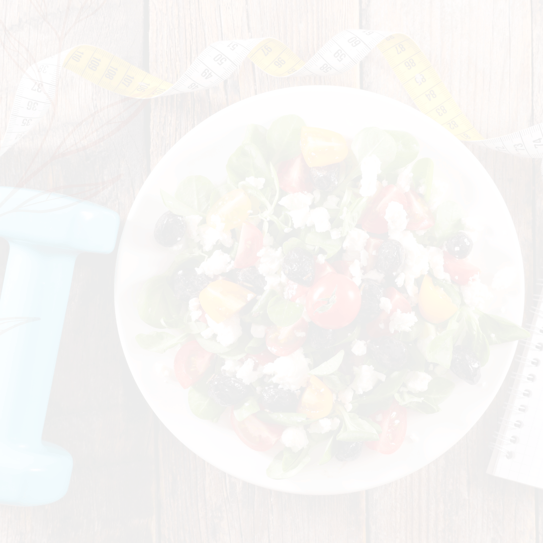 Stimmungsbild mit frischem Salat, Maßband und Hantel als Symbol für gesunde Ernährung und Bewegung