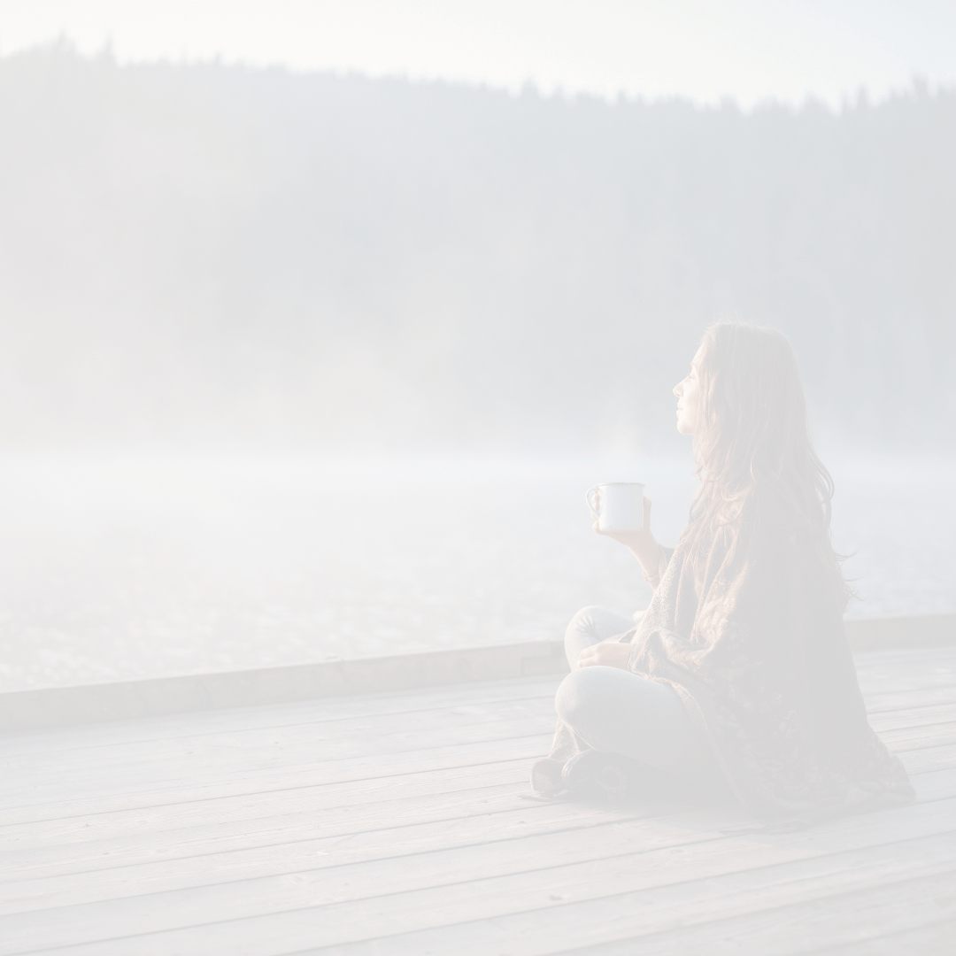 Stimmungsbild einer Frau mit Tasse in ruhiger Umgebung als Symbol für Selbstfürsorge und hormonelle Balance
