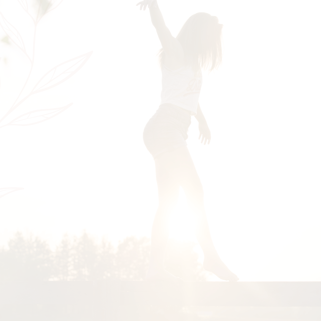 Frau balanciert im Sonnenlicht, Symbol für Stabilität und innere Balance in bewegten Zeiten