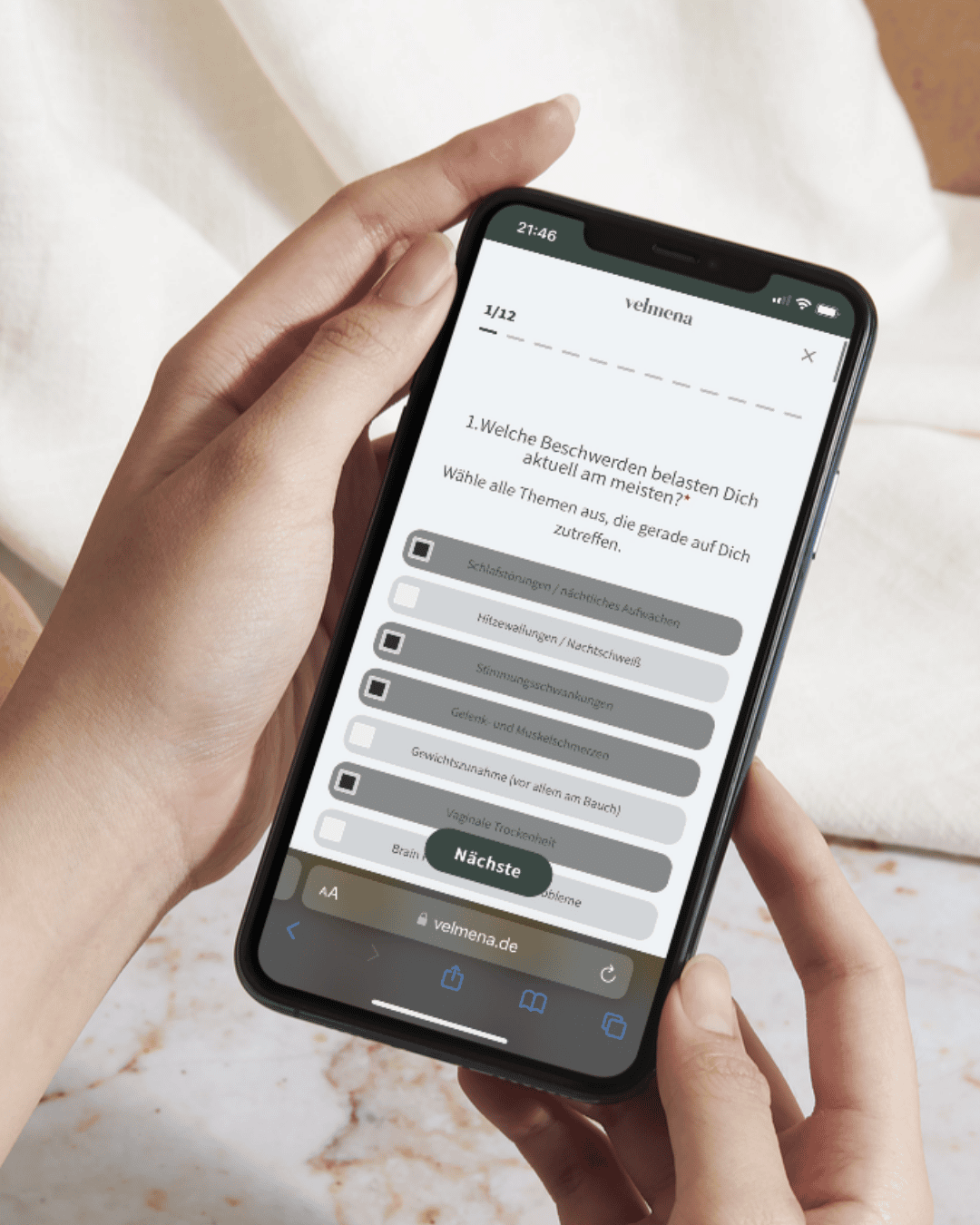 Der Velmena Hormon-Check auf dem Smartphone — Frage zu aktuellen Beschwerden wie Schlafstörungen, Hitzewallungen und Stimmungsschwankungen