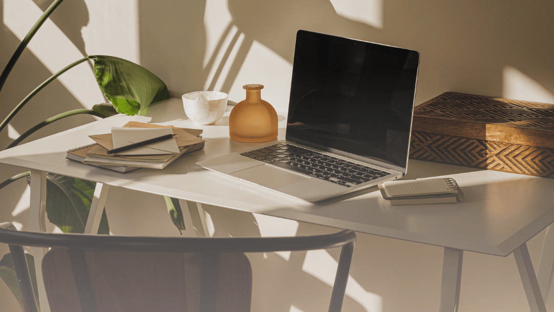 Heller Arbeitsplatz mit Laptop, Pflanzen und natürlichem Licht als Symbol für persönliche Beratung bei Velmena.