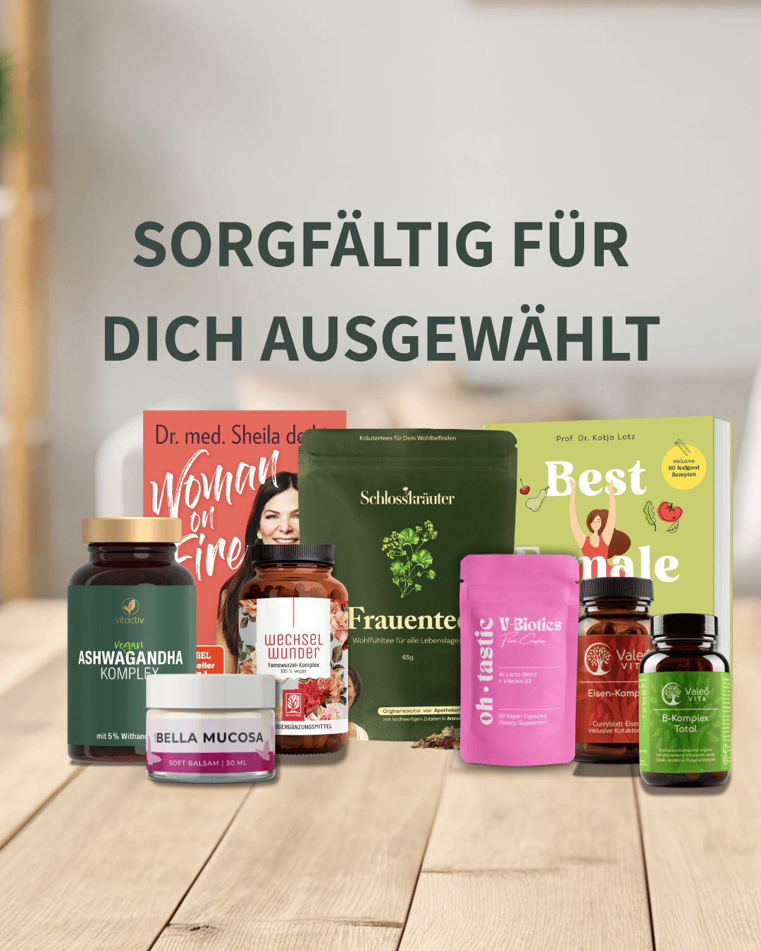 Ganzheitliches Sortiment für Frauen in den Wechseljahren: Auswahl an Nahrungsergänzungsmitteln wie Ashwagandha und Wechselwunder, Frauentee sowie Ratgeber-Büchern auf einem Holztisch.