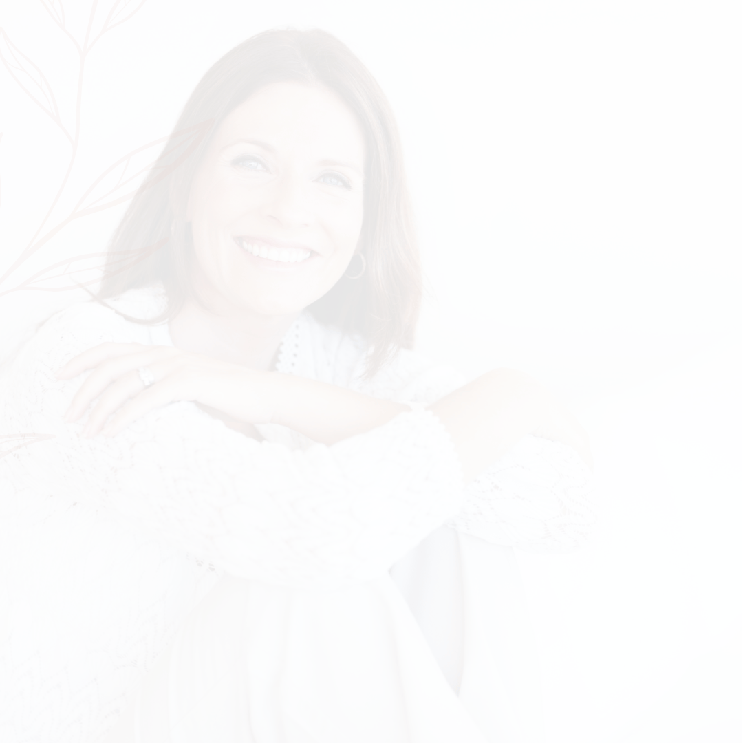 Eine lächelnde Frau mittleren Alters.