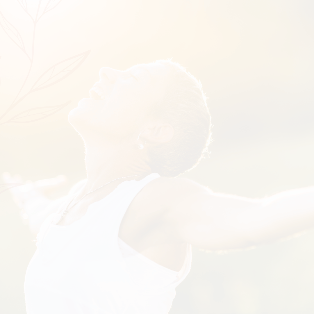 Glückliche Frau mit ausgebreiteten Armen im Sonnenlicht.